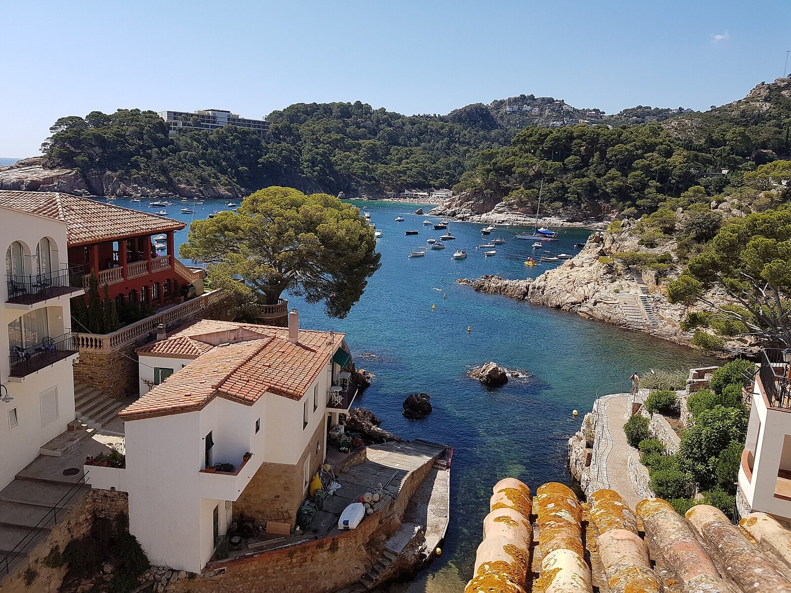 Cala Aiguablava — Kiezelbaai aan de Costa Brava bij Begur