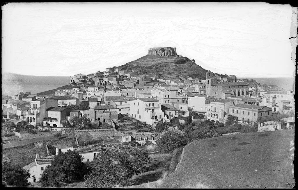 Witgepleisterde koloniale herenhuizen van de indianos in Begur