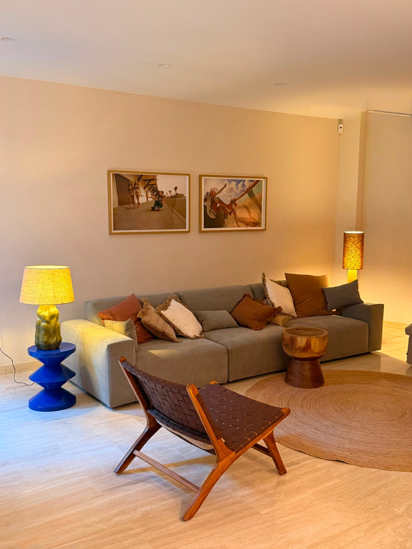 Woonkamer met warme avondverlichting