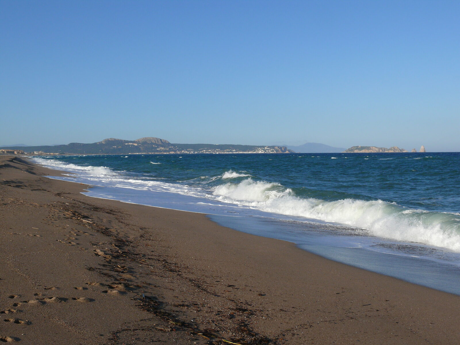 Platja de Pals — Brede zandstrand aan de Costa Brava bij Begur